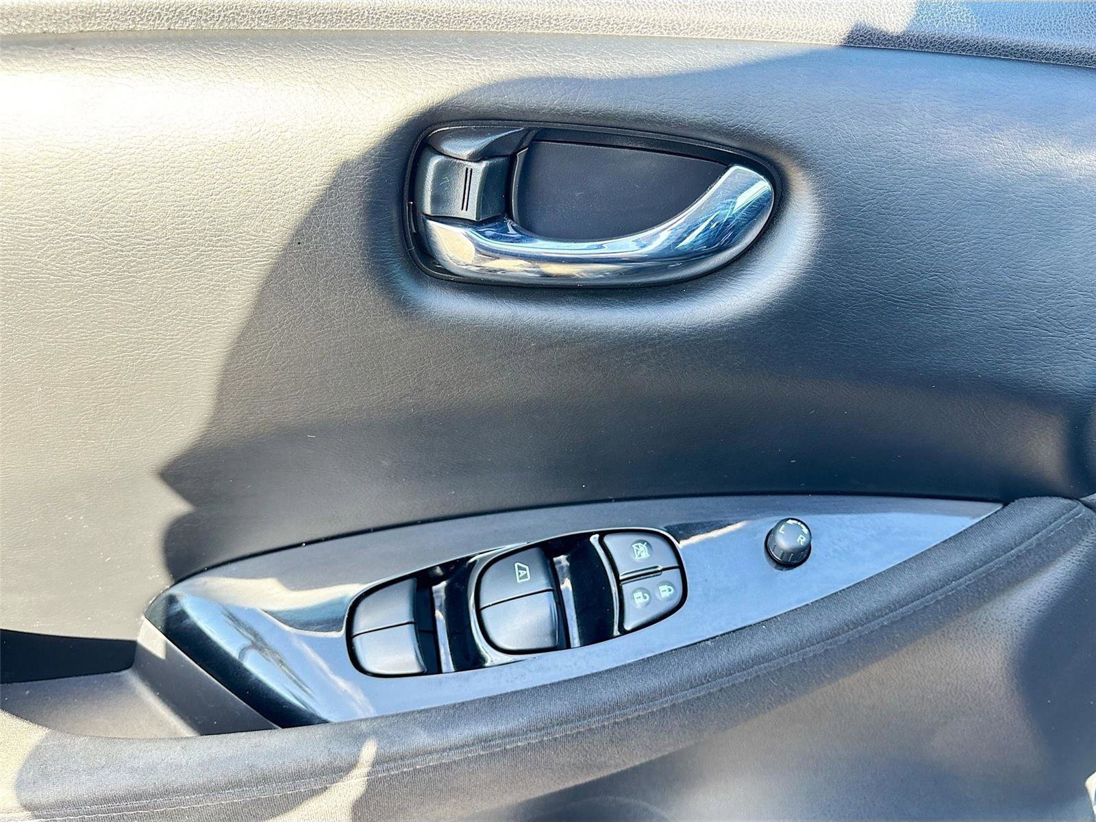 Used 2016 Nissan Leaf SV w/ Premium Package image 18