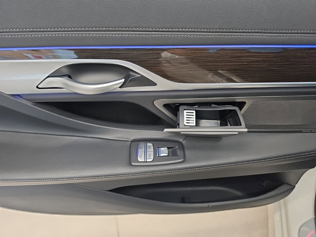 Used 2022 BMW 740i w/ Premium Package RWD image 47