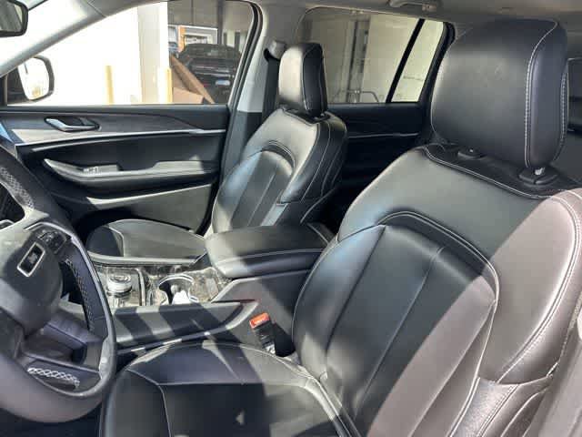 Used 2023 Jeep Grand Cherokee Limited w/ Black Appearance Package AWD/4WD image 3