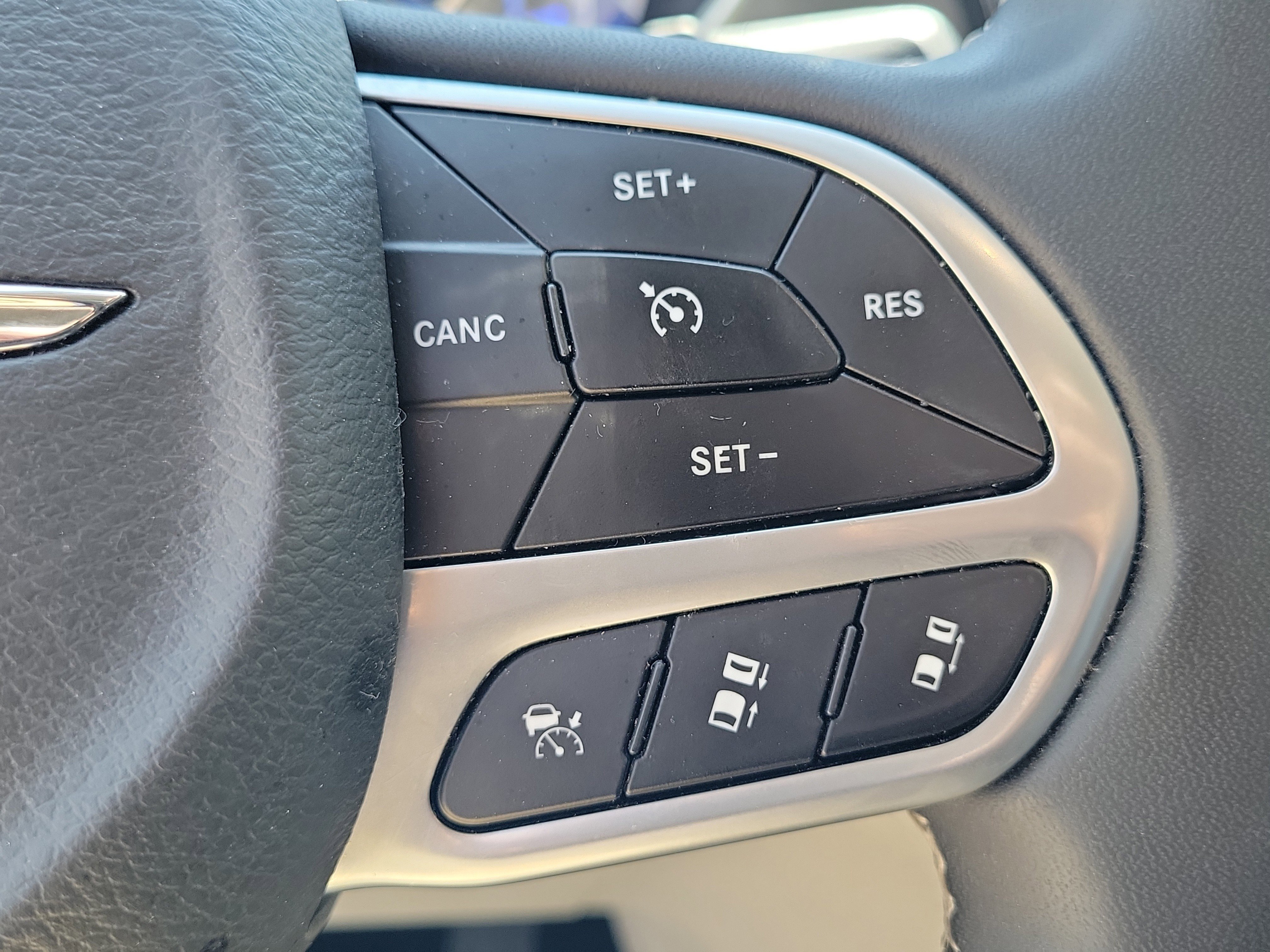 Used 2023 Chrysler Pacifica Touring-L image 24
