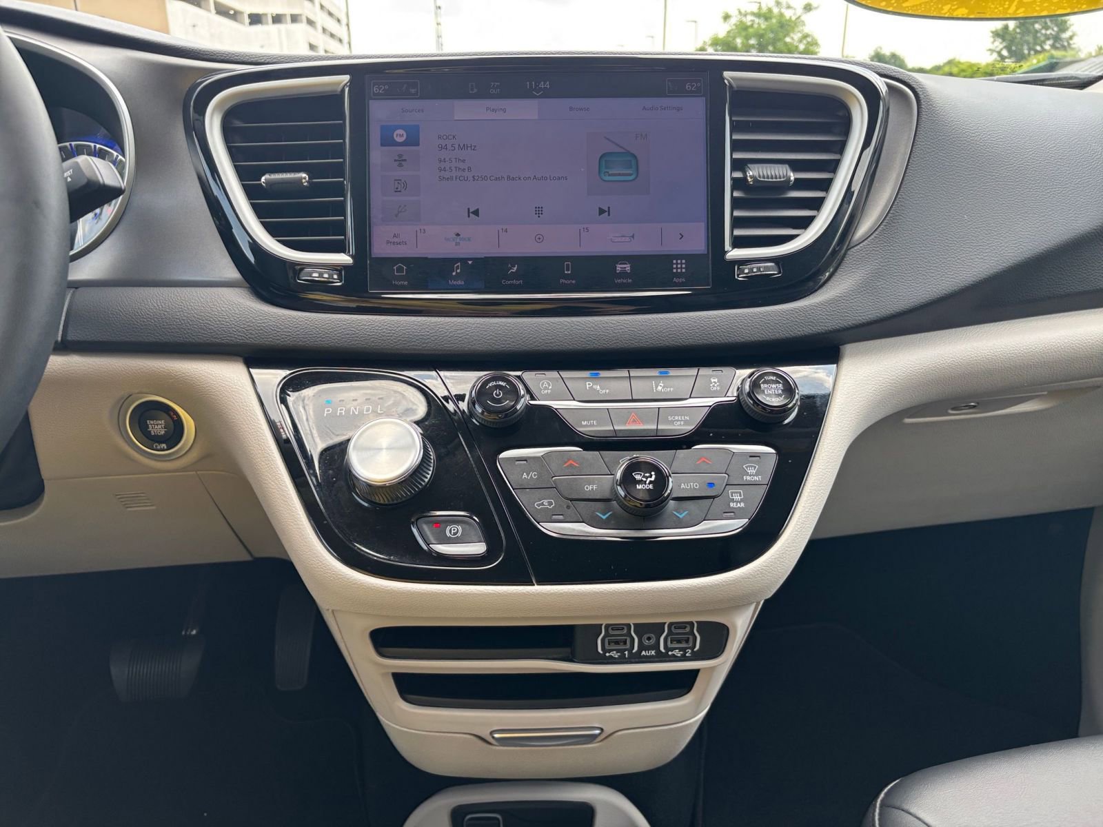 Used 2024 Chrysler Pacifica Touring-L image 18