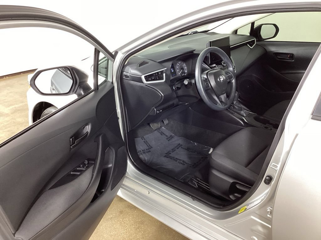 Used 2025 Toyota Corolla LE FWD image 9