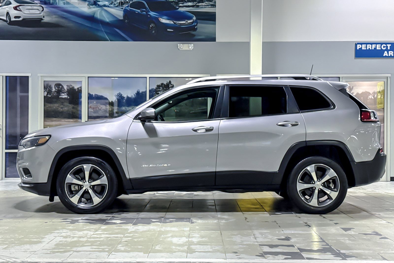 Used 2019 Jeep Cherokee Limited FWD image 2