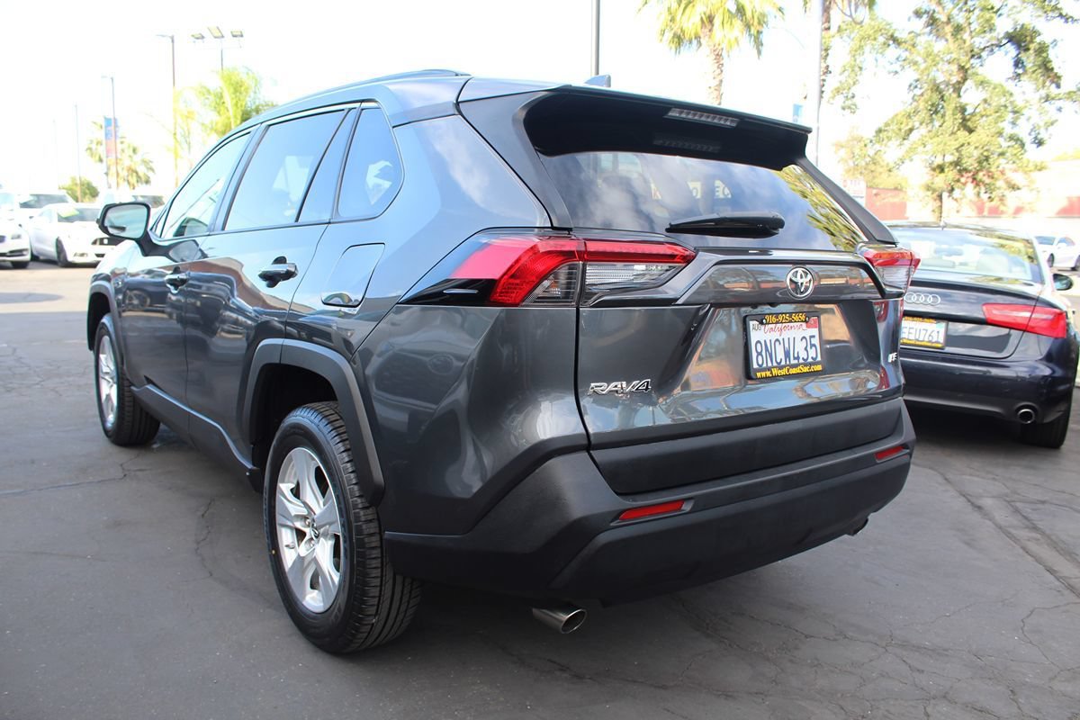 Used 2019 Toyota RAV4 LE w/ Carpet Mat Package FWD image 5