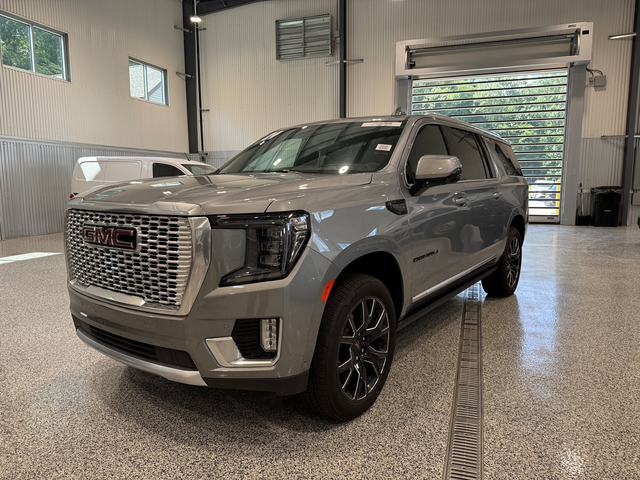 Used 2024 GMC Yukon XL Denali w/ Advanced Technology Package AWD/4WD image 1