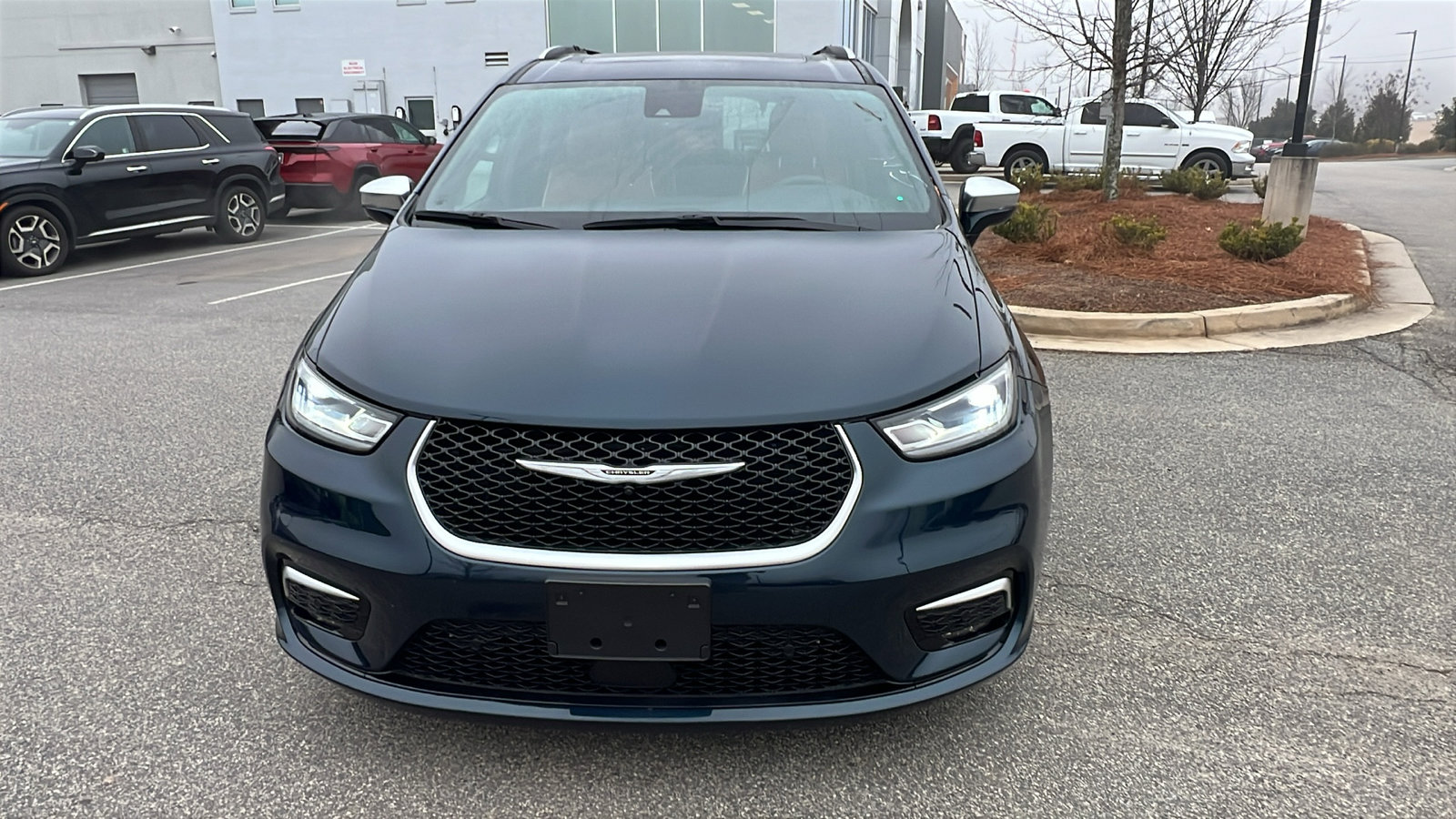 Used 2024 Chrysler Pacifica Pinnacle image 3