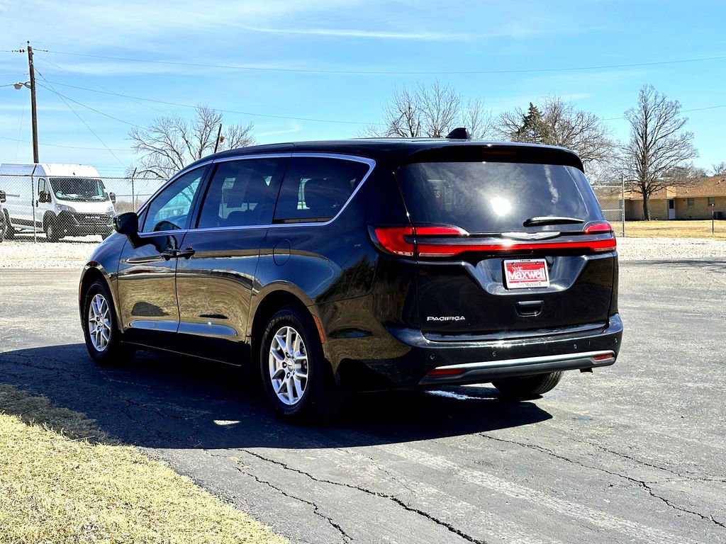 Used 2024 Chrysler Pacifica Touring FWD image 8