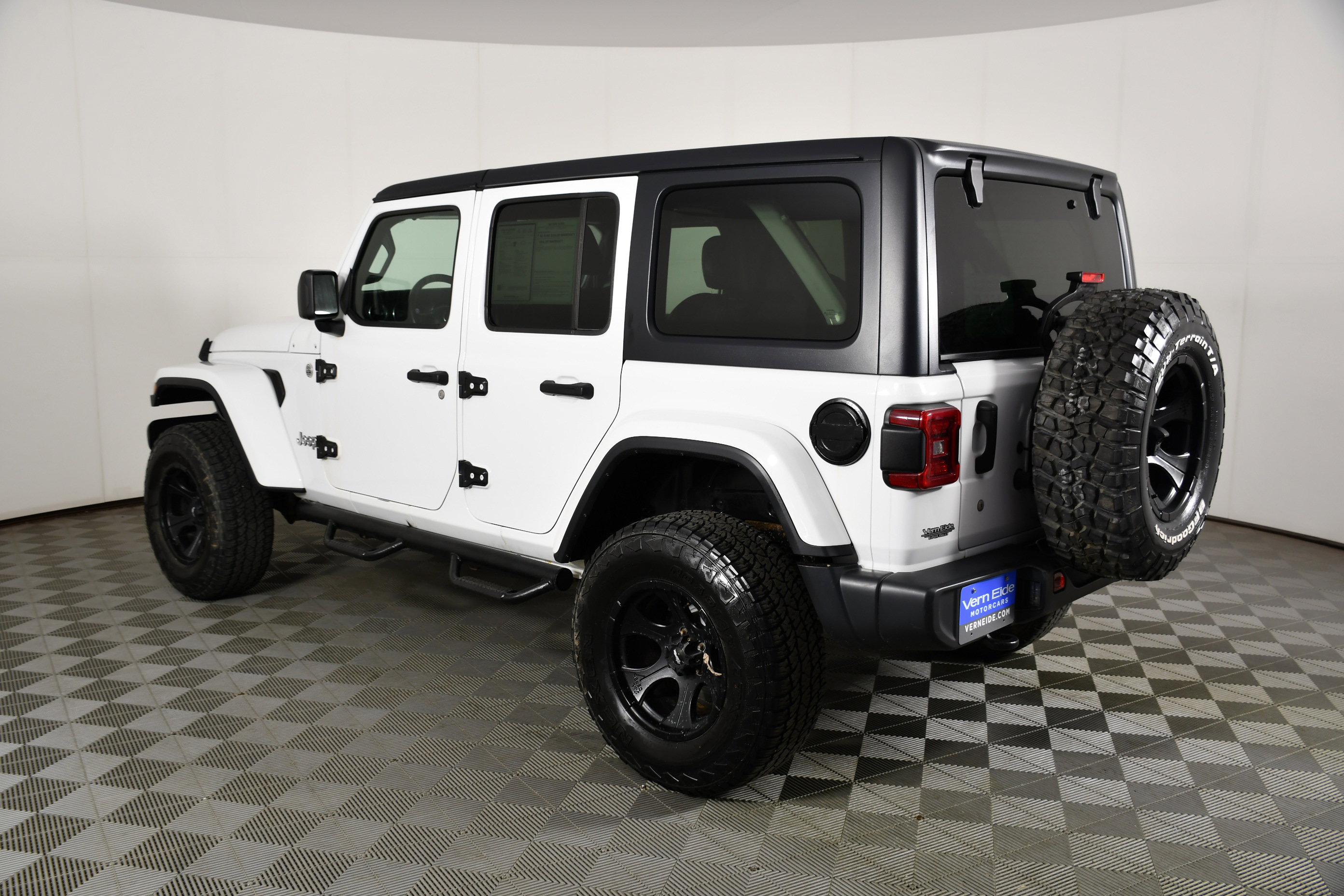 Used 2018 Jeep Wrangler Unlimited Sahara w/ Uconnect 4C Nav & Sound Group image 8