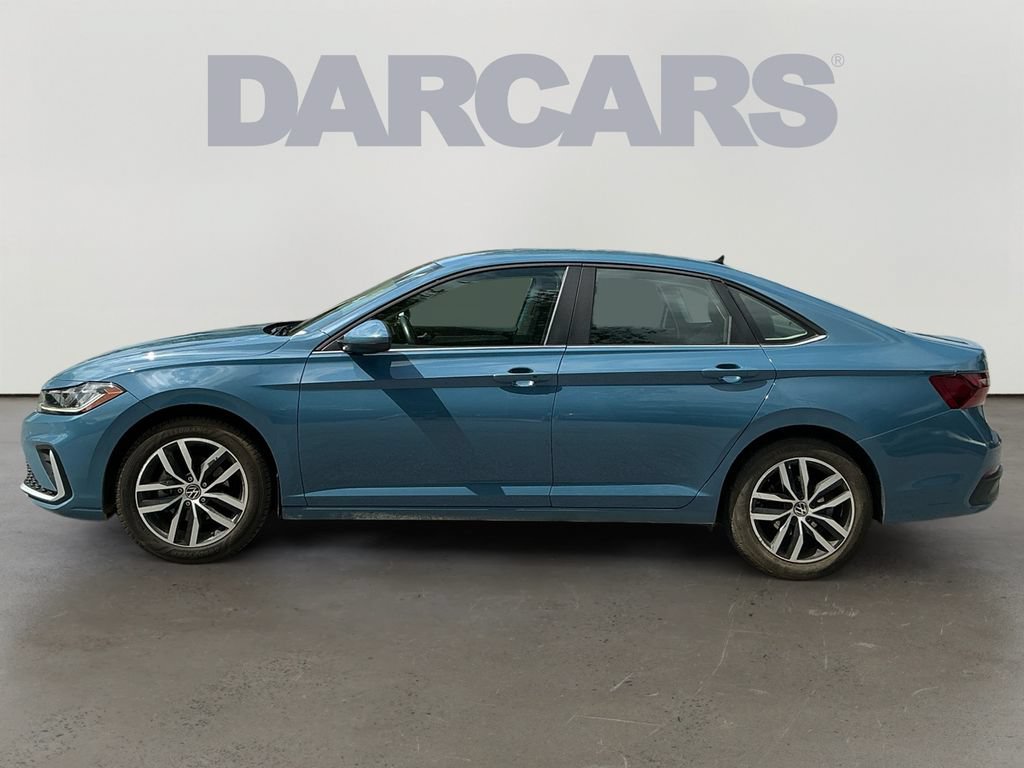 Used 2025 Volkswagen Jetta SE FWD image 4