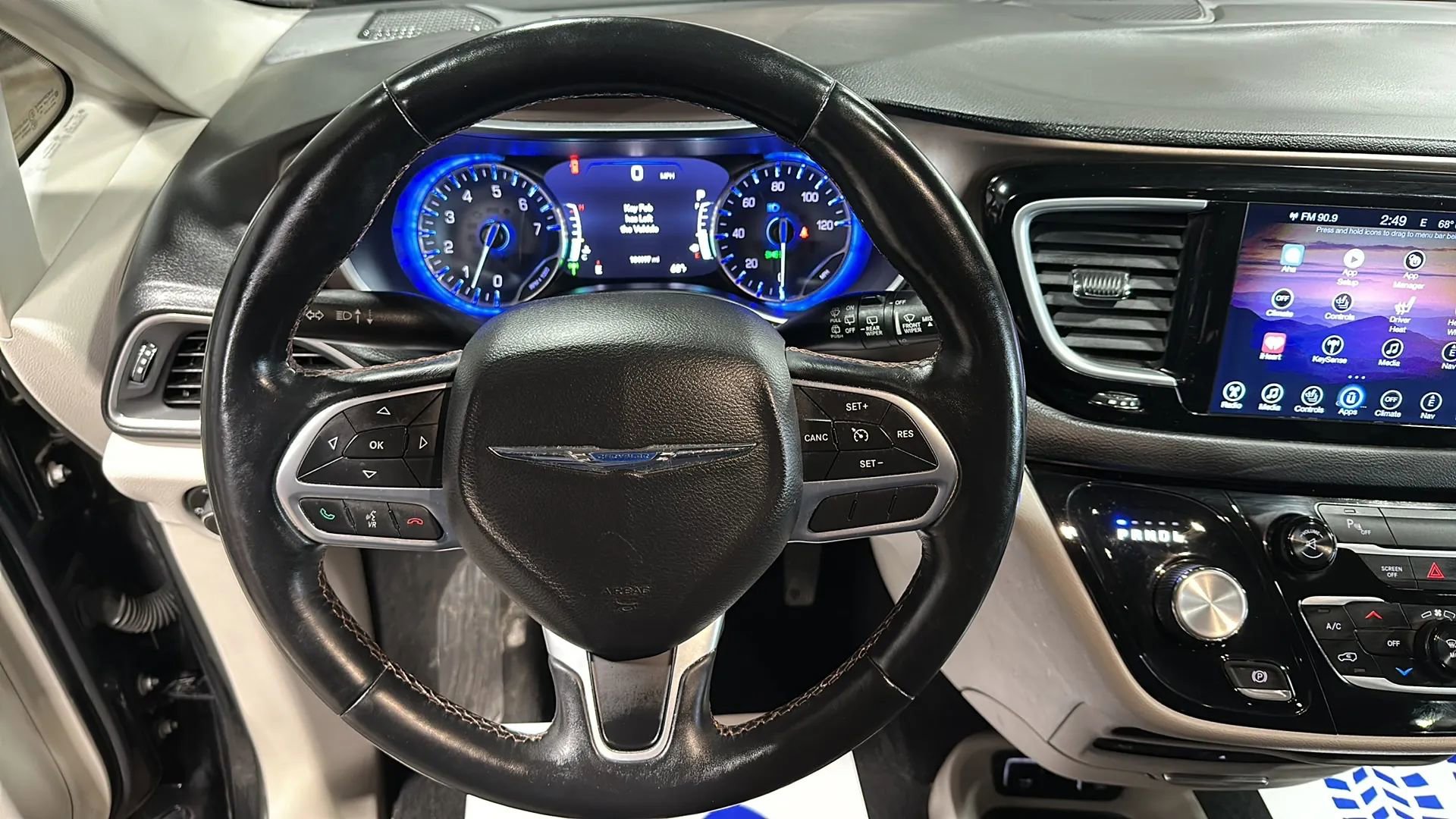 Used 2017 Chrysler Pacifica Touring-L Plus FWD image 25