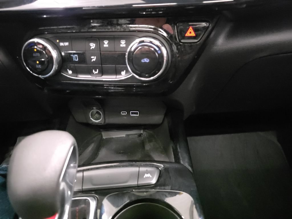 Used 2025 Chevrolet Trax RS w/ Sunroof Package FWD image 19