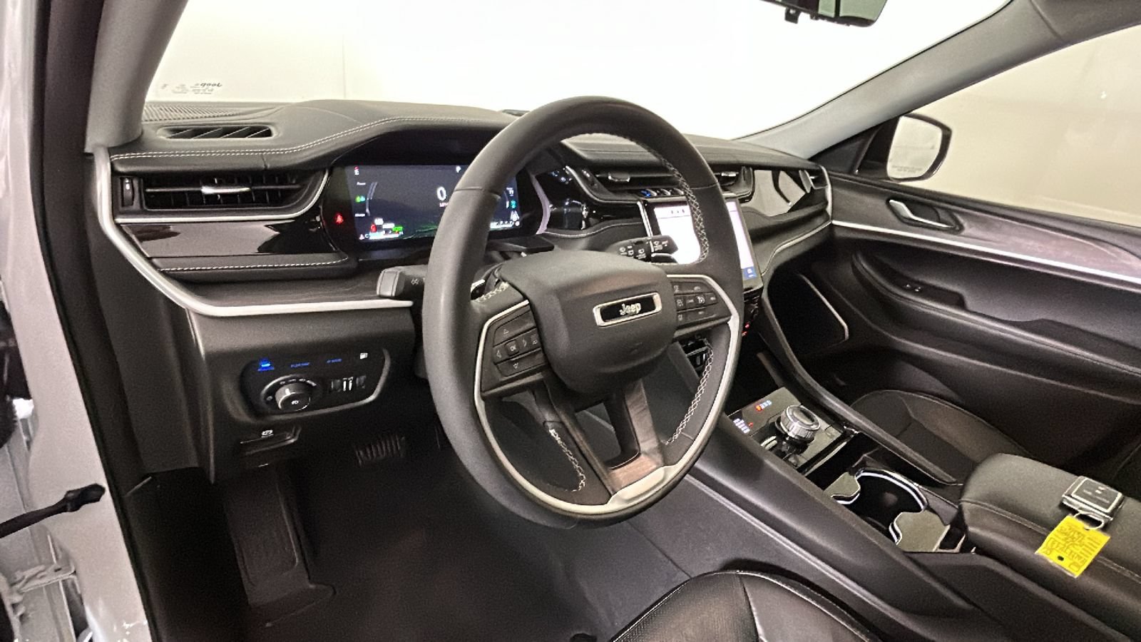 Used 2022 Jeep Grand Cherokee Limited 4xe w/ Luxury Tech Group II AWD/4WD image 17