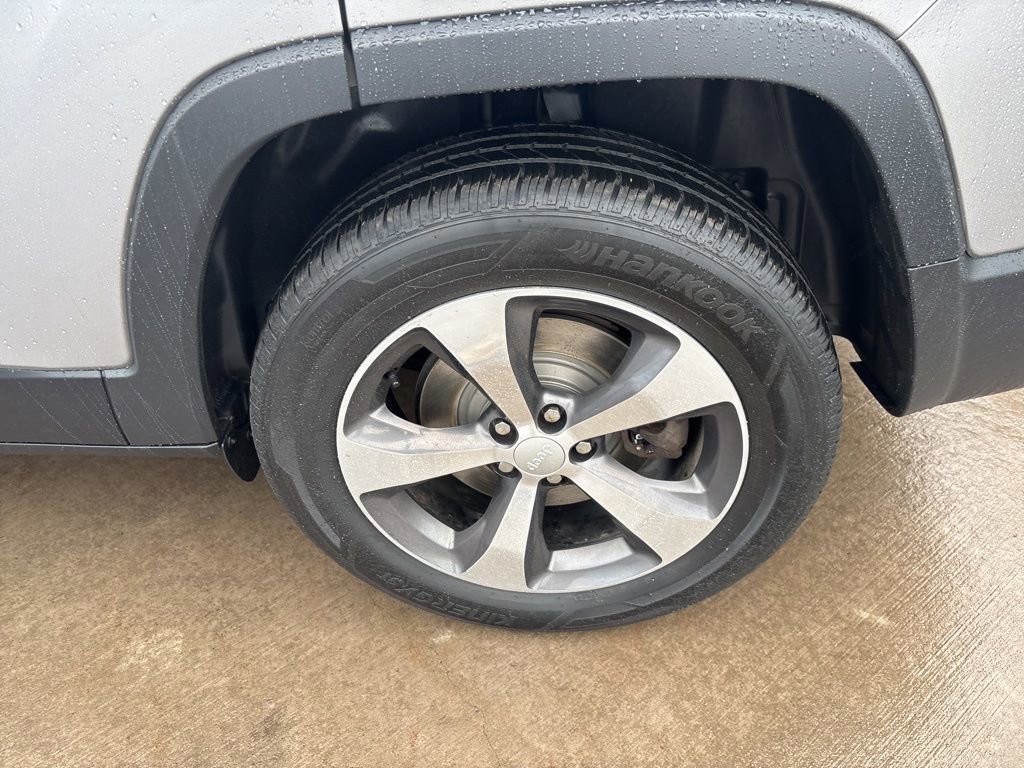 Used 2019 Jeep Cherokee Limited image 13