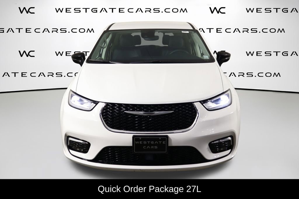 Used 2024 Chrysler Pacifica Touring-L image 2