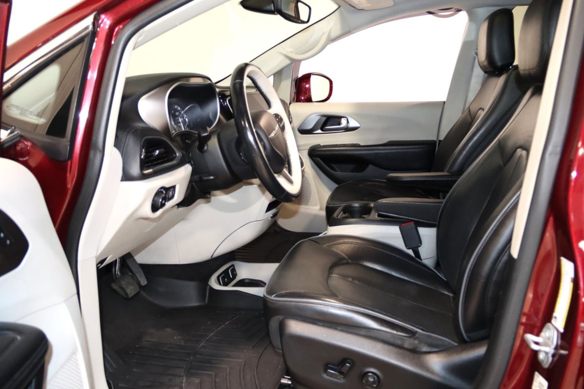 Used 2018 Chrysler Pacifica Limited FWD image 34