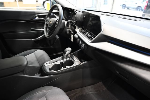 Used 2025 Chevrolet Trax LS w/ LS Convenience Package FWD image 13