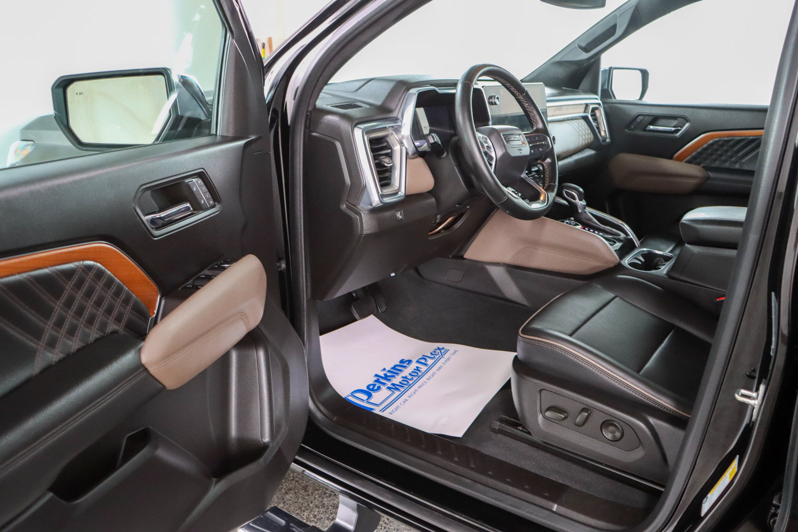 Used 2023 GMC Canyon Denali AWD/4WD image 3