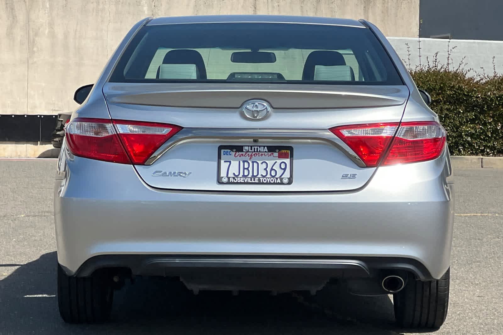 Used 2015 Toyota Camry SE w/ Moonroof Package image 8