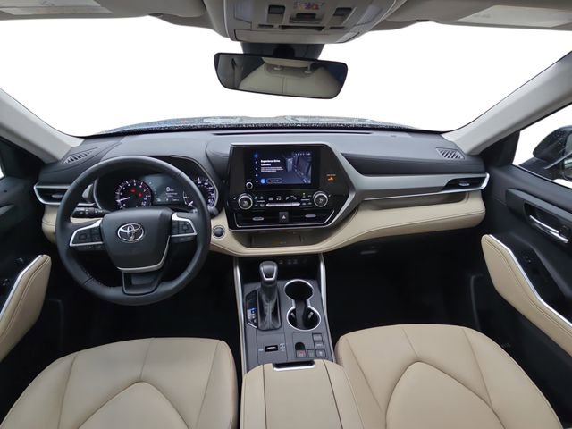 Used 2025 Toyota Highlander XLE image 9