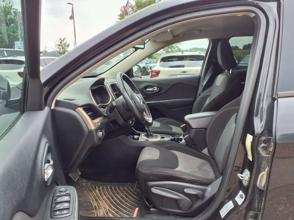Used 2016 Jeep Cherokee Sport w/ Cold Weather Group AWD/4WD image 13