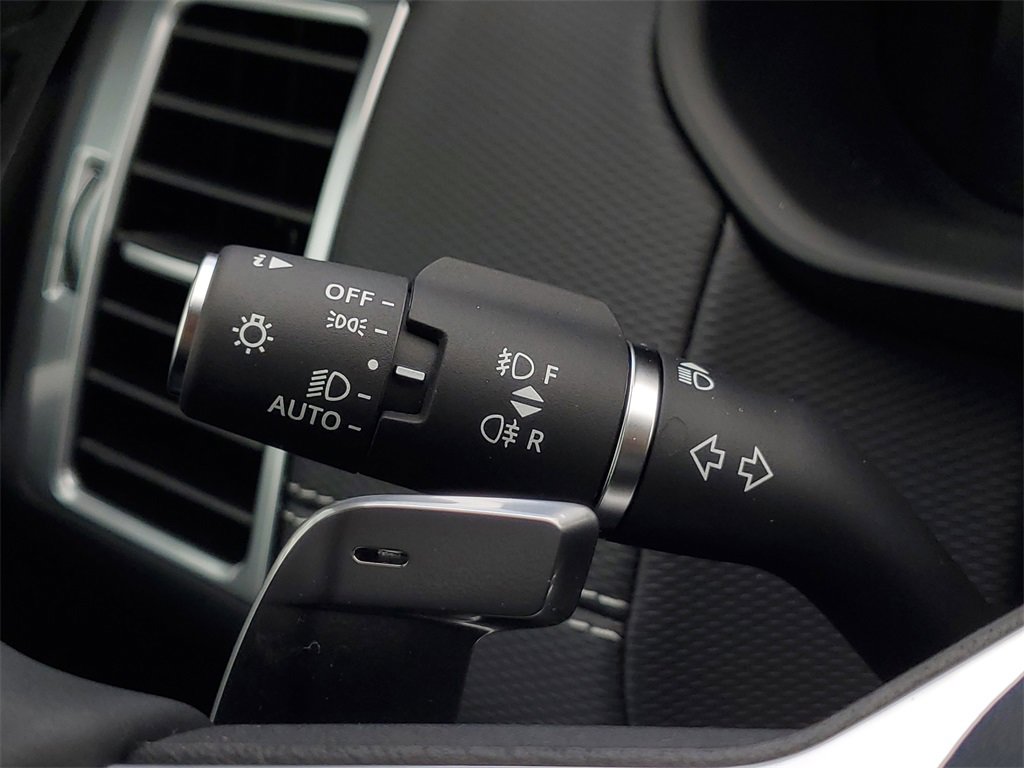 New 2025 Land Rover Discovery Dynamic SE image 16