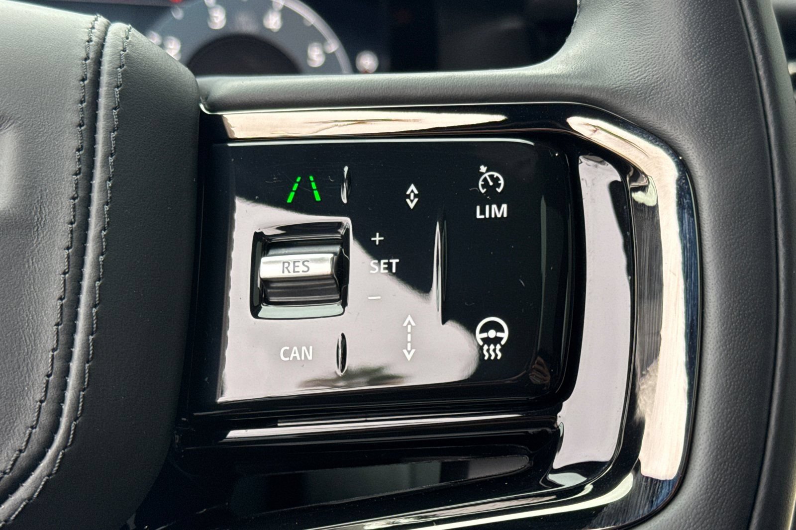 Certified 2026 Land Rover Range Rover Velar Dynamic SE AWD/4WD image 28
