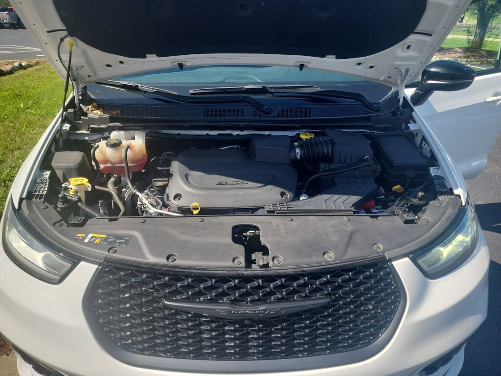 Used 2023 Chrysler Pacifica Touring-L w/ S Appearance Package FWD image 25
