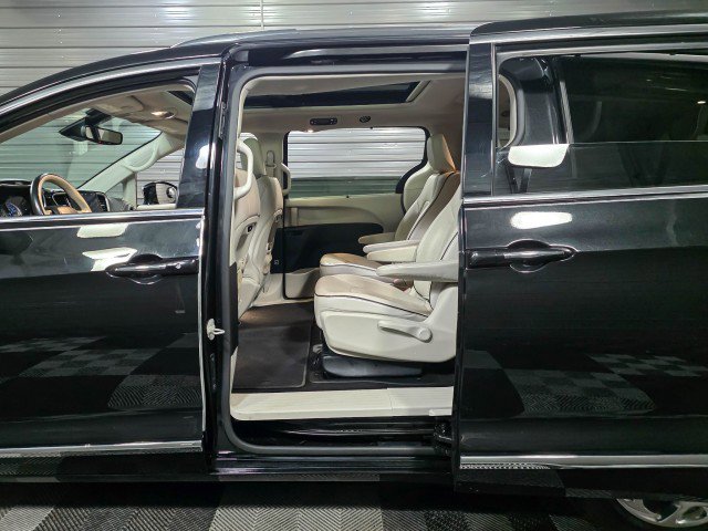 Used 2021 Chrysler Pacifica Limited image 16