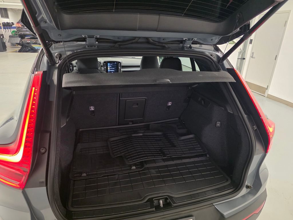 Used 2022 Volvo XC40 T5 R-Design w/ Advanced Package image 21