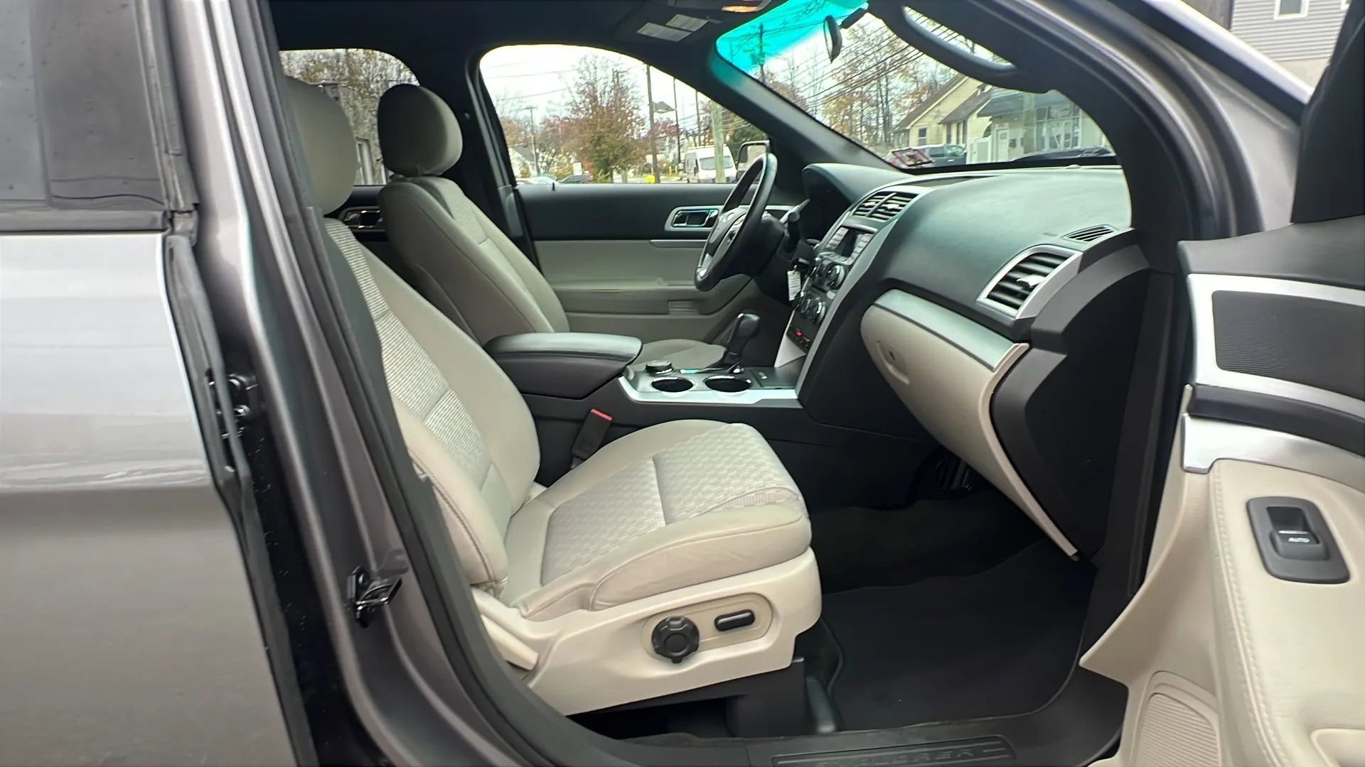 Used 2014 Ford Explorer XLT image 31