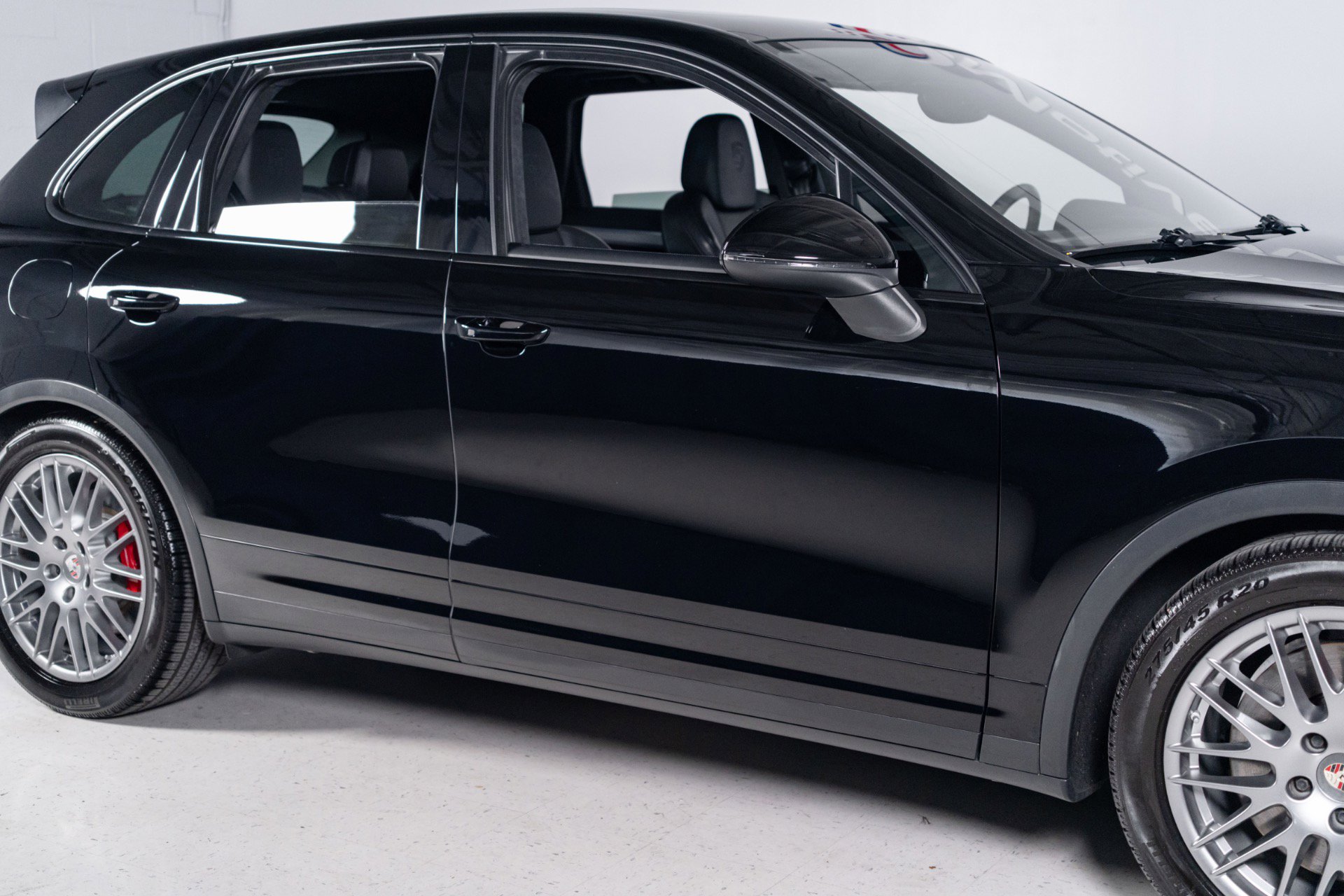Used 2016 Porsche Cayenne Turbo AWD/4WD image 25