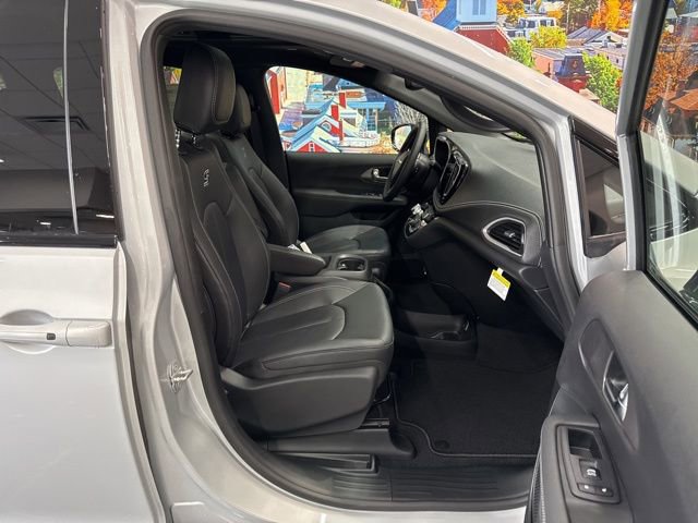 New 2026 Chrysler Pacifica Select image 49