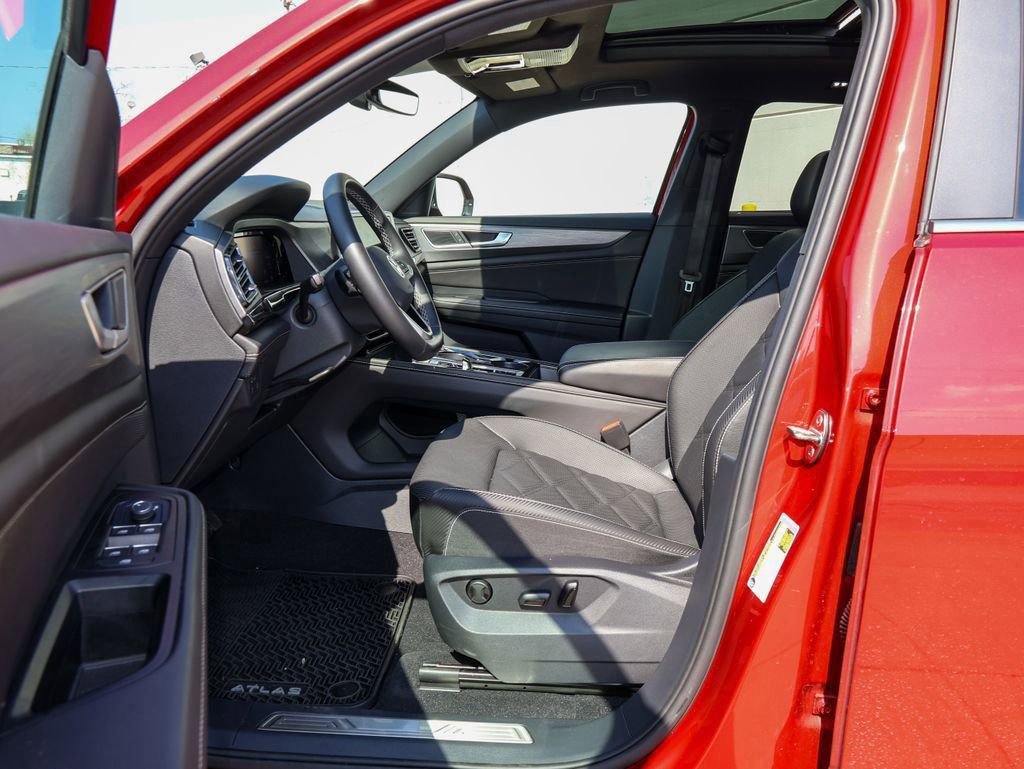 Certified 2025 Volkswagen Atlas Cross Sport SE w/ Panoramic Sunroof Package image 12