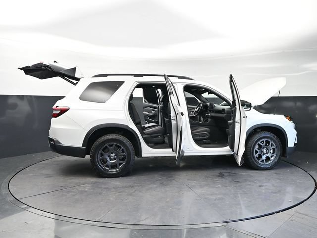 Used 2025 Honda Pilot TrailSport image 32