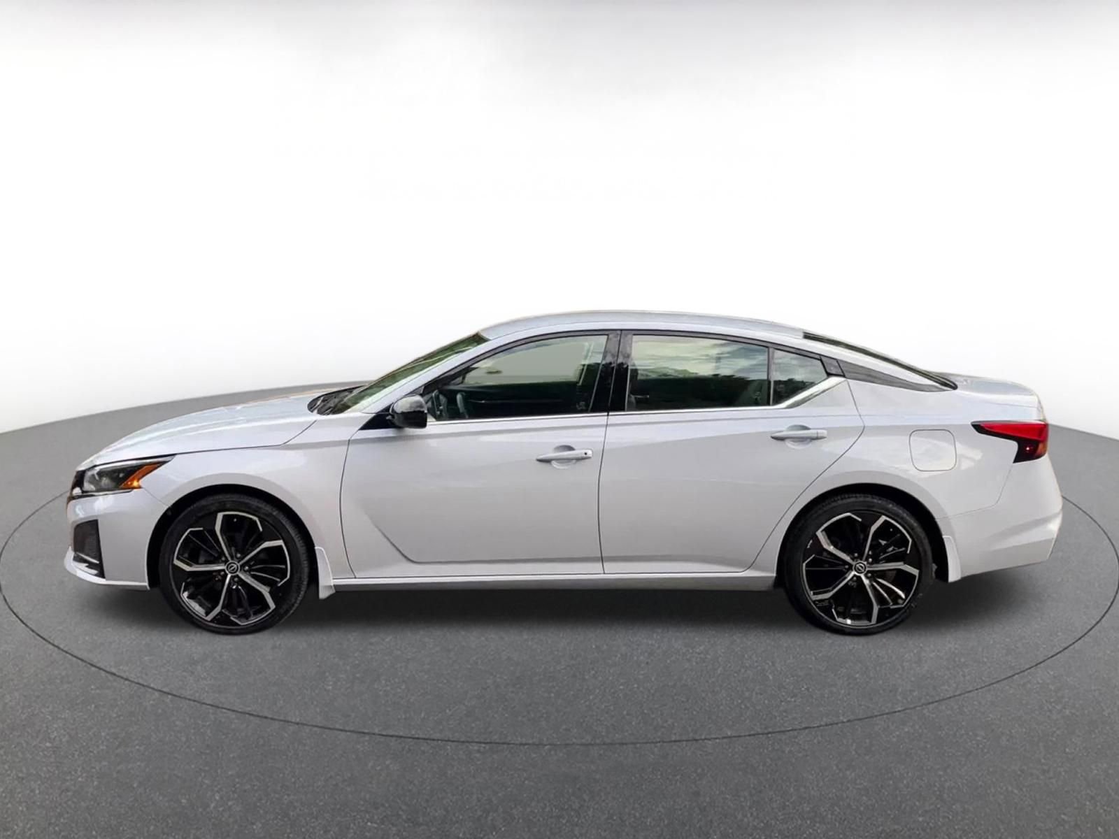 Used 2025 Nissan Altima 2.5 SR FWD image 9