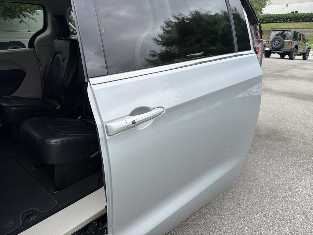 Used 2022 Chrysler Pacifica Touring-L FWD image 14