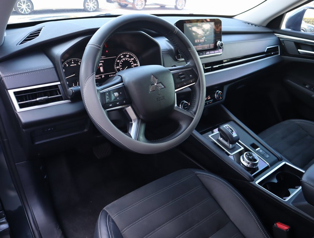 Used 2024 Mitsubishi Outlander SE Black Edition image 24