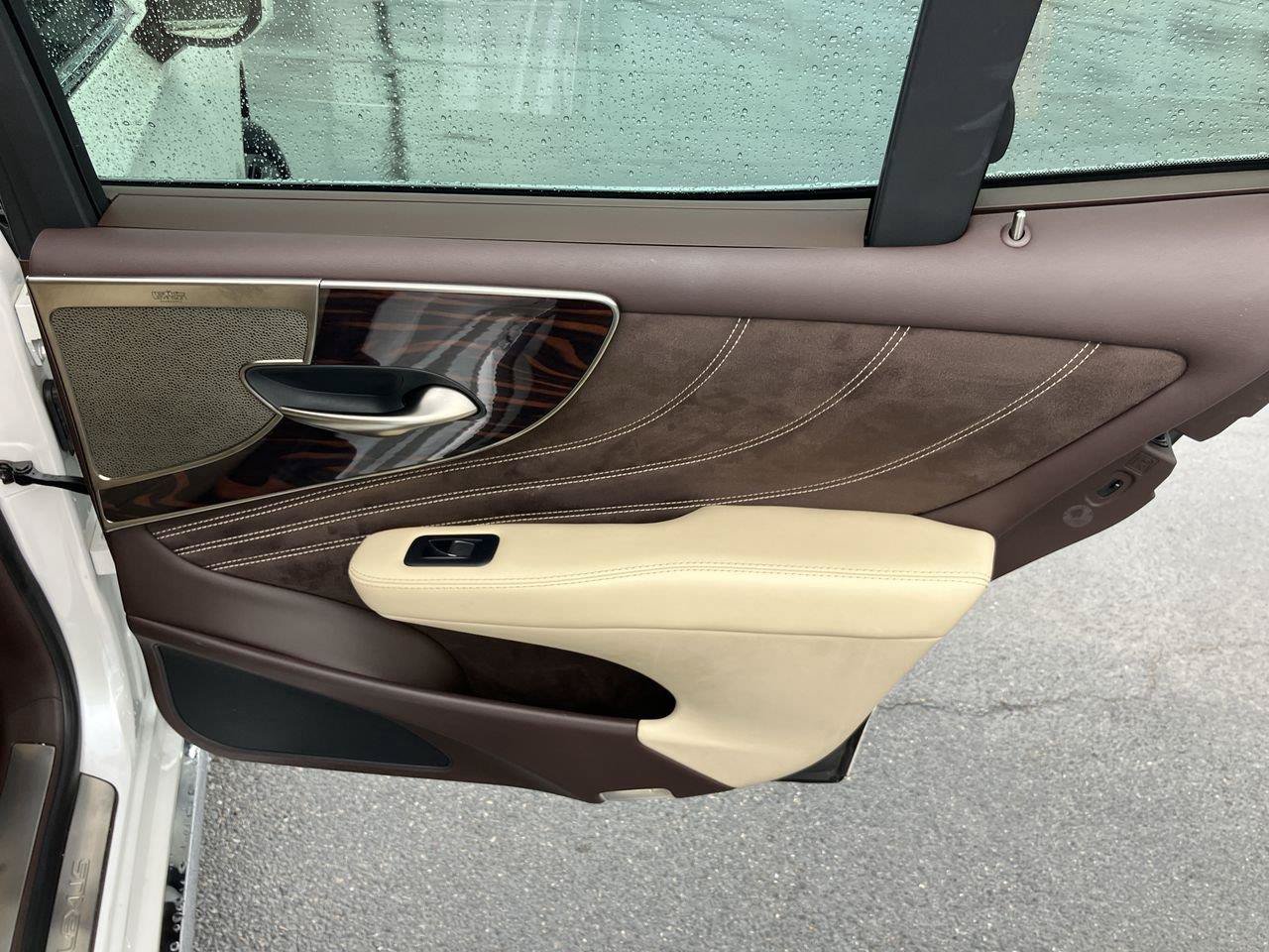 Used 2018 Lexus LS 500h w/ Luxury Package RWD image 31