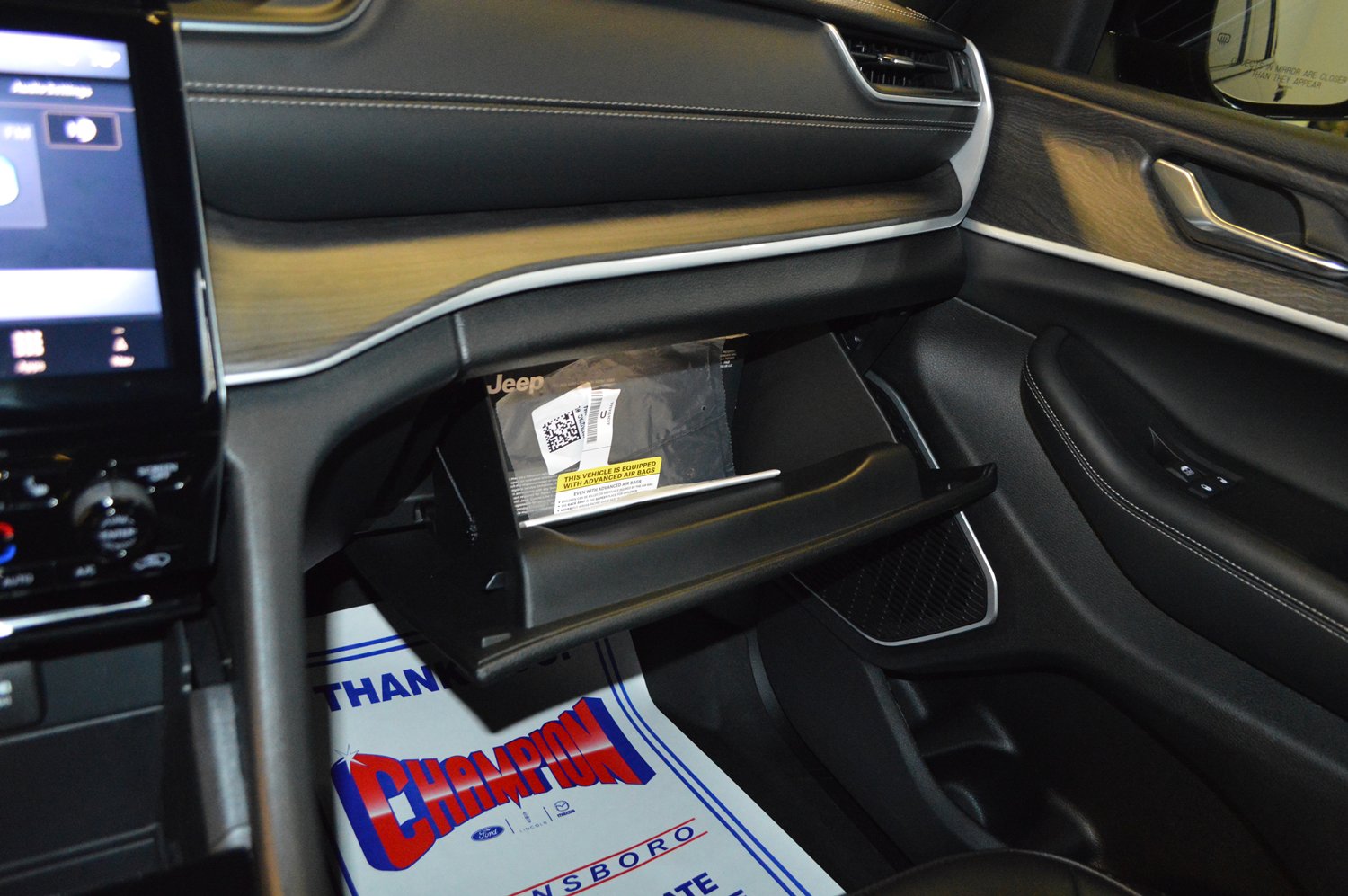 Used 2025 Jeep Grand Cherokee Limited w/ Black Appearance Package image 21