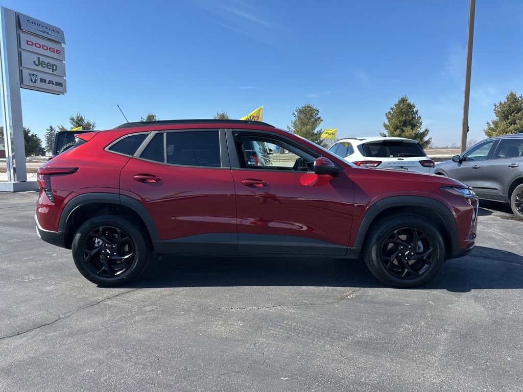 Used 2025 Chevrolet Trax LT FWD image 3