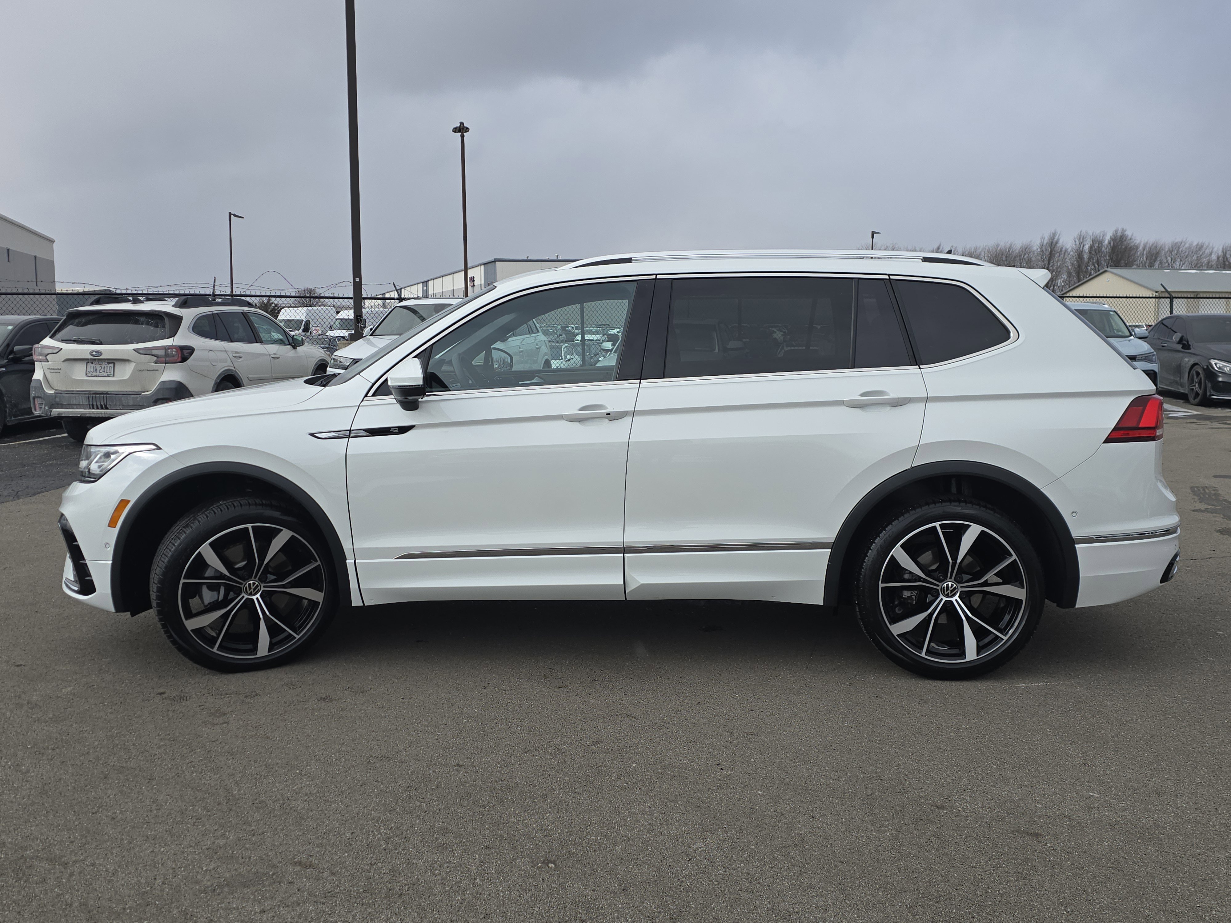 Certified 2024 Volkswagen Tiguan SEL R-Line image 4