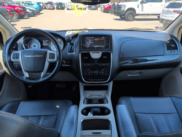 Used 2016 Chrysler Town & Country Touring-L FWD image 16