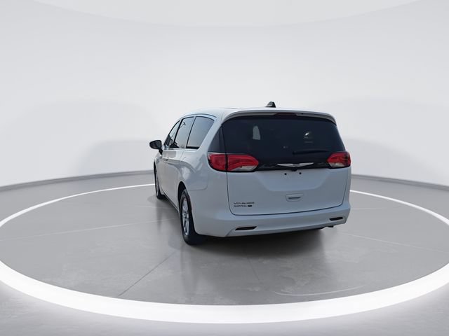Used 2023 Chrysler Voyager LX FWD image 7