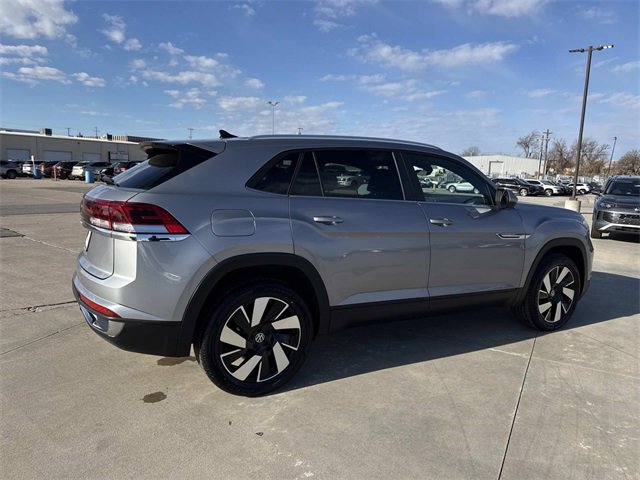 Certified 2024 Volkswagen Atlas Cross Sport SE image 2