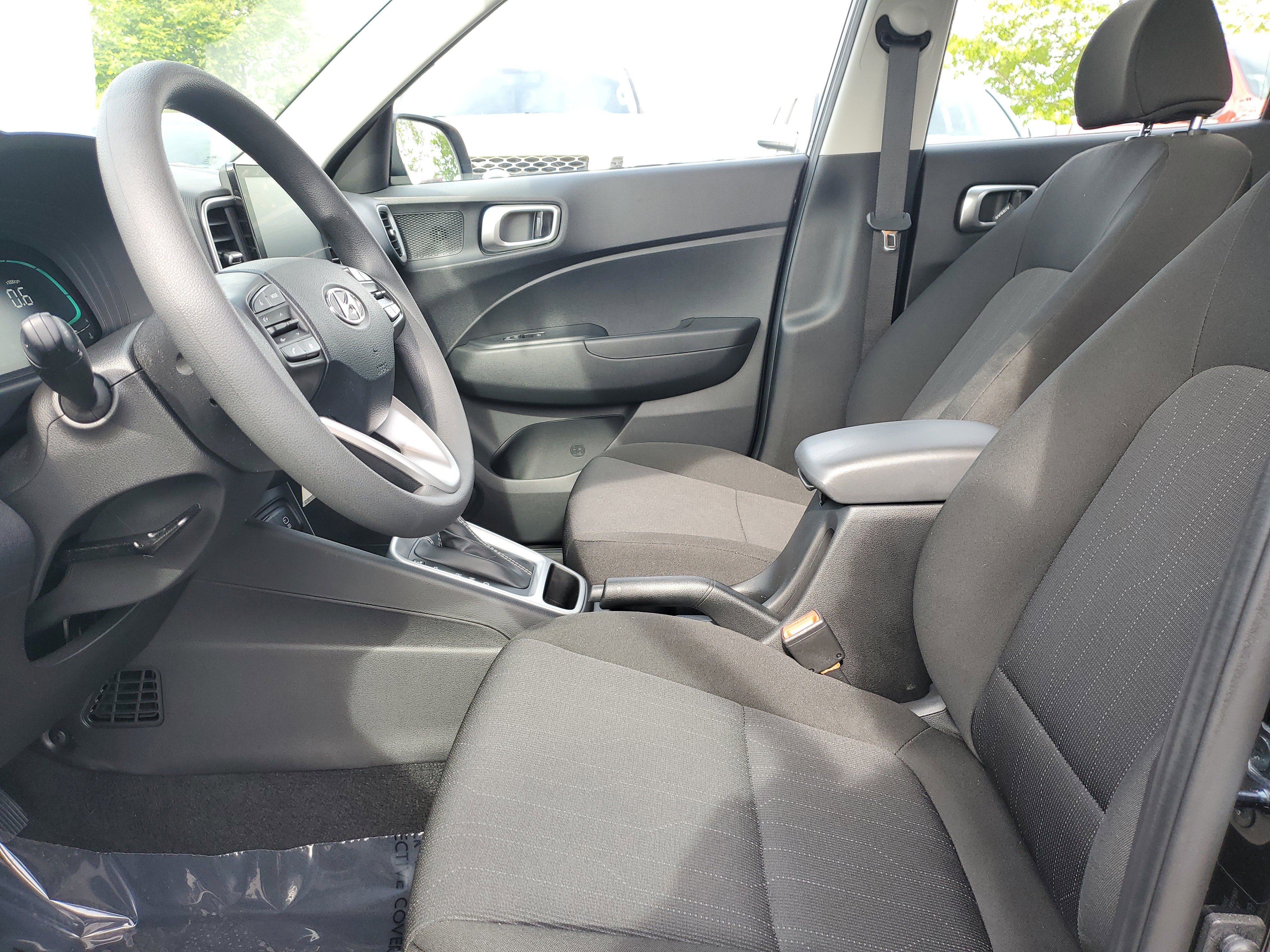 Used 2025 Hyundai Venue SE FWD image 13