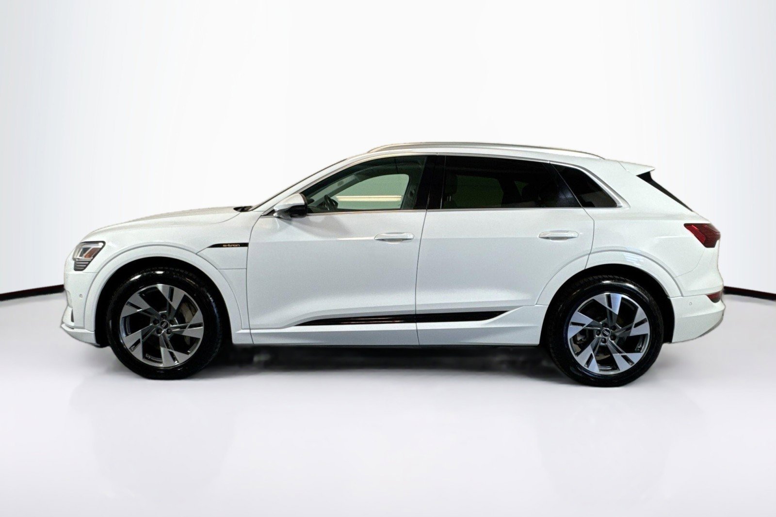 Used 2022 Audi e-tron Premium Plus w/ Premium Plus Package image 8