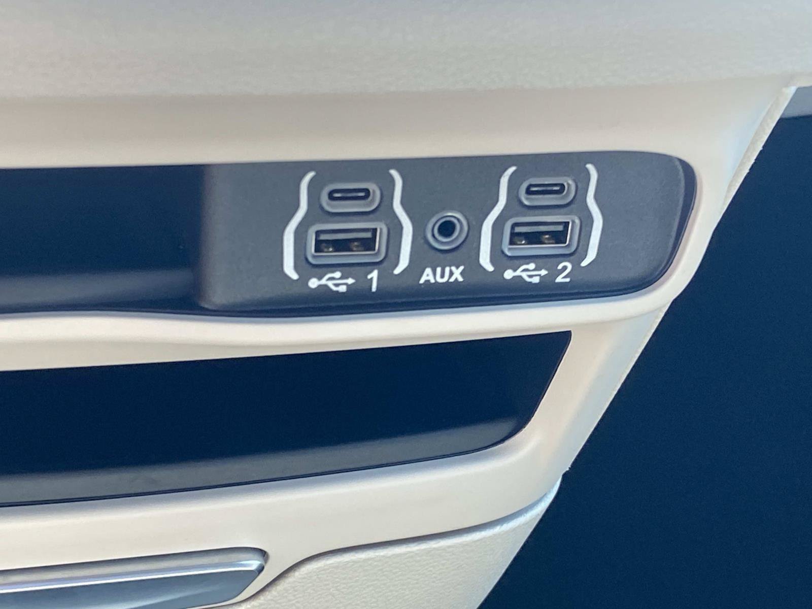Used 2023 Chrysler Pacifica Touring-L FWD image 31