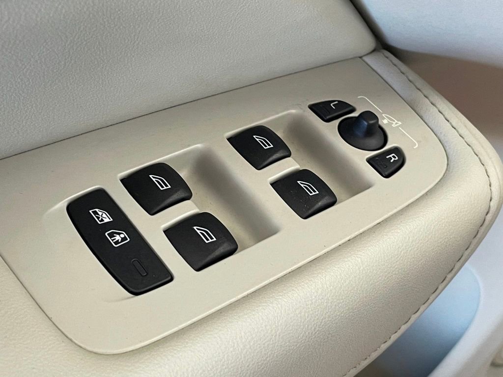 Used 2022 Volvo XC60 T8 Inscription image 17