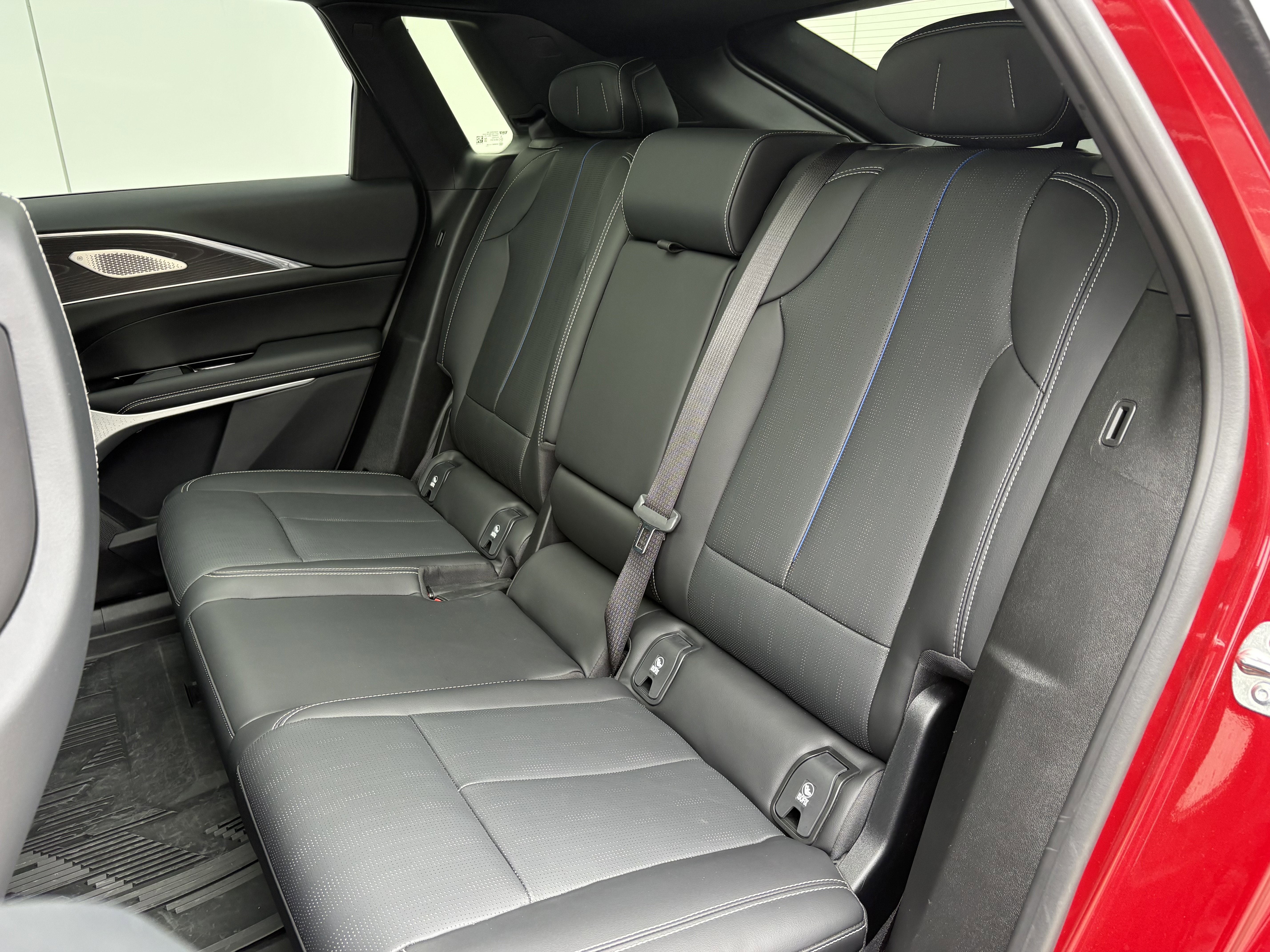 Used 2024 Cadillac Lyriq Luxury w/ LPO, Floor Liner Package AWD/4WD image 13