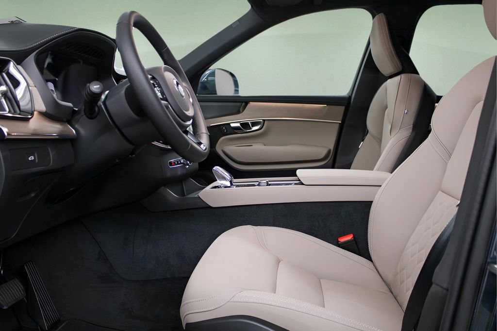 New 2026 Volvo XC90 B6 Plus w/ Protection Package Premier image 18